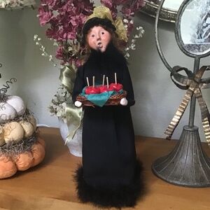 Byers Choice Caroler “QVC Witch with Candy Apples 2010”